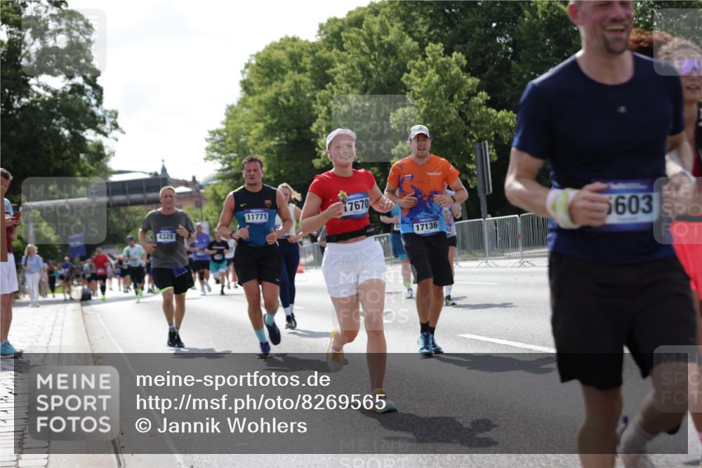 29.06.2025 - hella hamburg halbmarathon Jannik Wohlers http://msf.ph/oto/8269565 29.06.2025 10:01:22 Lombardsbrücke 1184, 1329, 1464, 1653, 1722, 1724, 1729, 1881, 1940, 2167, 2591, 2806, 2957, 3039, 4328, 4663, 5547, 5602, 5603, 5742, 6438, 6595, 6921, 8578, 8822, 8926, 9230, 10281, 10301, 10882, 10915, 11771, 11808, 12564, 12734, 12736, 12781, 13528, 13796, 14026, 14175, 14176, 14375, 15093, 16424, 16426, 16909, 17017, 17136, 17670, 17810, 18232, 18555, 18739, 18855, 18899, 18954 meine-sportfotos.de