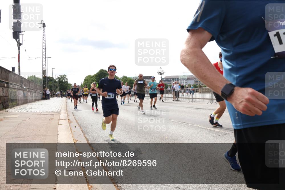 29.06.2025 - hella hamburg halbmarathon Lena Gebhardt http://msf.ph/oto/8269596 29.06.2025 10:19:54 Lombardsbrücke 16322, 7917, 6874, 16016, 1, 1110, 1115, 1145, 1154, 1534, 1708, 2017, 2064, 2357, 2405, 2441, 2918, 2993, 2995, 3278, 3446, 3678, 4108, 4110, 4170, 4539, 4562, 4570, 4585, 4737, 4739, 4979, 5035, 5123, 5251, 5397, 5449, 5556, 5659, 5849, 5878, 6444, 6796, 6797, 6872, 6874, 6939, 7137, 7248, 7249, 7519, 7808, 7836, 7917, 8146, 8387, 8427, 8537, 8738, 9196, 9856, 10349, 10540, 10550, 10594, 10622, 10701, 11028, 11036 meine-sportfotos.de