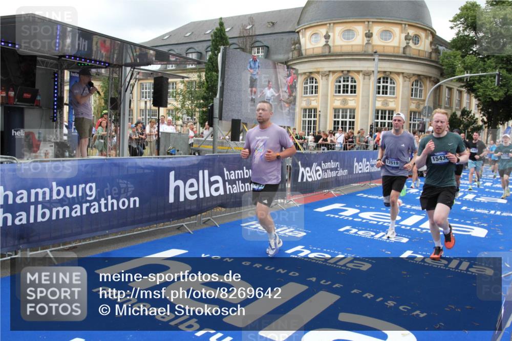 29.06.2025 - hella hamburg halbmarathon Michael Strokosch http://msf.ph/oto/8269642 29.06.2025 10:53:03 Ziel 3258, 3334, 4770, 5907, 7509, 8139, 8587, 9093, 12155, 12367, 12519, 12910, 14791, 15430, 18590, 18720 meine-sportfotos.de