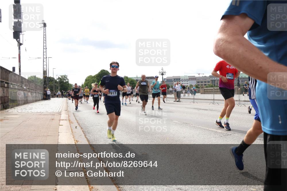 29.06.2025 - hella hamburg halbmarathon Lena Gebhardt http://msf.ph/oto/8269644 29.06.2025 10:19:54 Lombardsbrücke 7917, 6874, 15423, 1110, 1115, 1145, 1154, 1534, 1708, 2017, 2064, 2357, 2405, 2441, 2918, 2993, 2995, 3278, 3446, 3678, 4108, 4110, 4170, 4539, 4562, 4570, 4585, 4737, 4739, 4979, 5035, 5123, 5251, 5397, 5449, 5556, 5659, 5849, 5878, 6444, 6796, 6797, 6872, 6874, 6939, 7137, 7248, 7249, 7519, 7808, 7836, 7917, 8146, 8387, 8427, 8537, 8738, 9196, 9856, 10349, 10540, 10550, 10594, 10622, 10701, 11028, 11036 meine-sportfotos.de