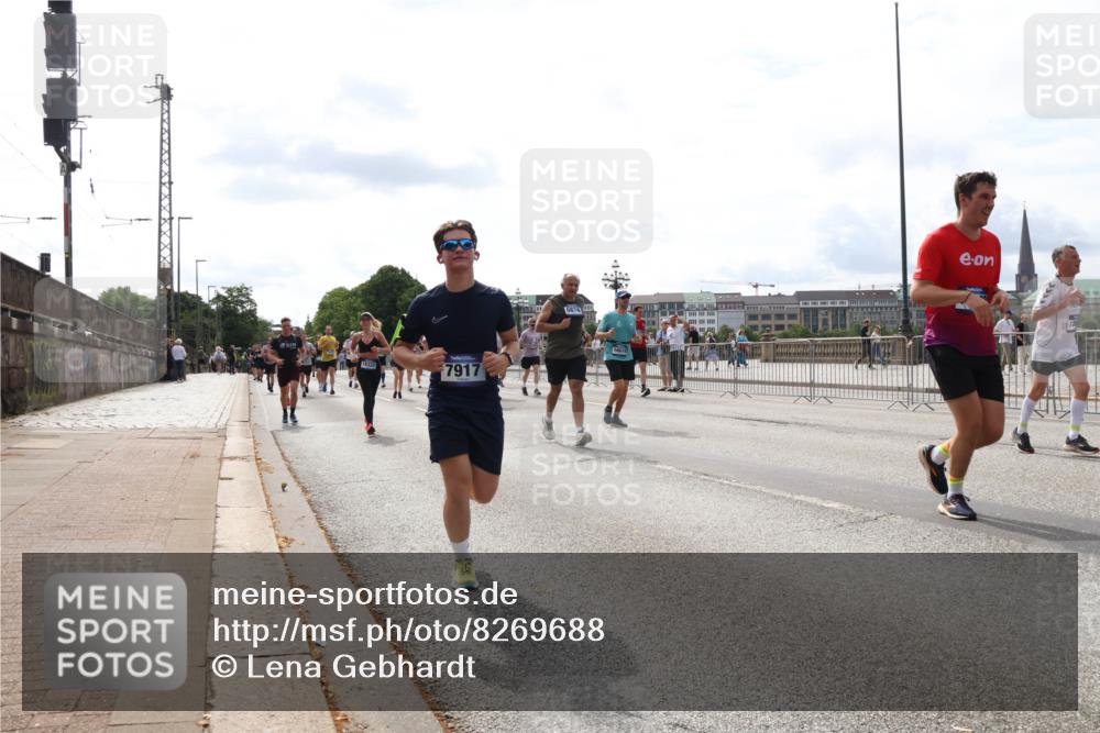 29.06.2025 - hella hamburg halbmarathon Lena Gebhardt http://msf.ph/oto/8269688 29.06.2025 10:19:54 Lombardsbrücke 18322, 7917, 6874, 1110, 1115, 1145, 1154, 1534, 1708, 2017, 2064, 2357, 2405, 2441, 2918, 2993, 2995, 3278, 3446, 3678, 4108, 4110, 4170, 4539, 4562, 4570, 4585, 4737, 4739, 4979, 5035, 5123, 5251, 5397, 5449, 5556, 5659, 5849, 5878, 6444, 6796, 6797, 6872, 6874, 6939, 7137, 7248, 7249, 7519, 7808, 7836, 7917, 8146, 8387, 8427, 8537, 8738, 9196, 9856, 10349, 10540, 10550, 10594, 10622, 10701, 11028, 11036 meine-sportfotos.de
