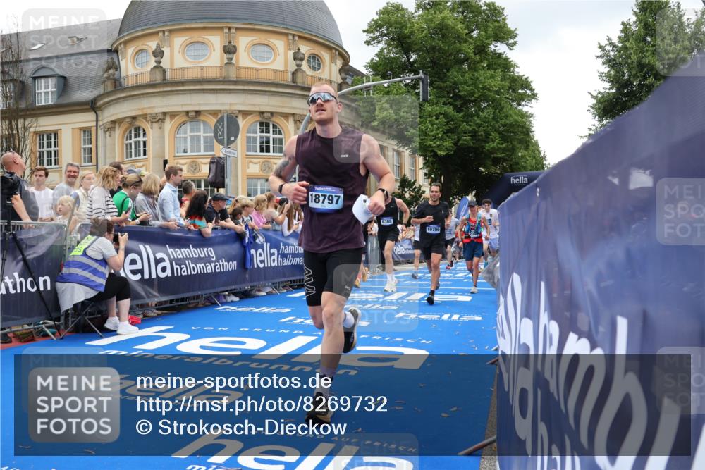 29.06.2025 - hella hamburg halbmarathon Strokosch-Dieckow http://msf.ph/oto/8269732 29.06.2025 10:46:15 Ziel 1569, 1600, 1759, 2048, 2590, 2707, 3056, 3087, 4949, 6388, 6691, 7450, 8142, 9497, 10796, 11094, 11125, 12171, 12651, 13698, 14200, 14262, 16127, 16136, 16466, 16475, 17190, 18118, 18211, 18797 meine-sportfotos.de