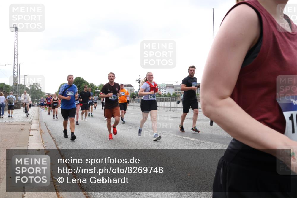 29.06.2025 - hella hamburg halbmarathon Lena Gebhardt http://msf.ph/oto/8269748 29.06.2025 10:46:18 Lombardsbrücke 1004, 1100, 1421, 1426, 1429, 1465, 1532, 1555, 1608, 1837, 1867, 1868, 2398, 2423, 2500, 2697, 2773, 2813, 2951, 2954, 3410, 3469, 4104, 4119, 4223, 4355, 4448, 4572, 5697, 5703, 5769, 5770, 5854, 5892, 6068, 6124, 6161, 6333, 6392, 7303, 7356, 7364, 7368, 7374, 7605, 7767, 7894, 7960, 7983, 8047, 8551, 8700, 9120, 9121, 9129, 9337, 9426, 9445, 10153, 10230, 10367, 10511, 11358, 11361, 11876, 11910, 12298, 12333, 12507, 12522, 13969, 14261, 15852 meine-sportfotos.de