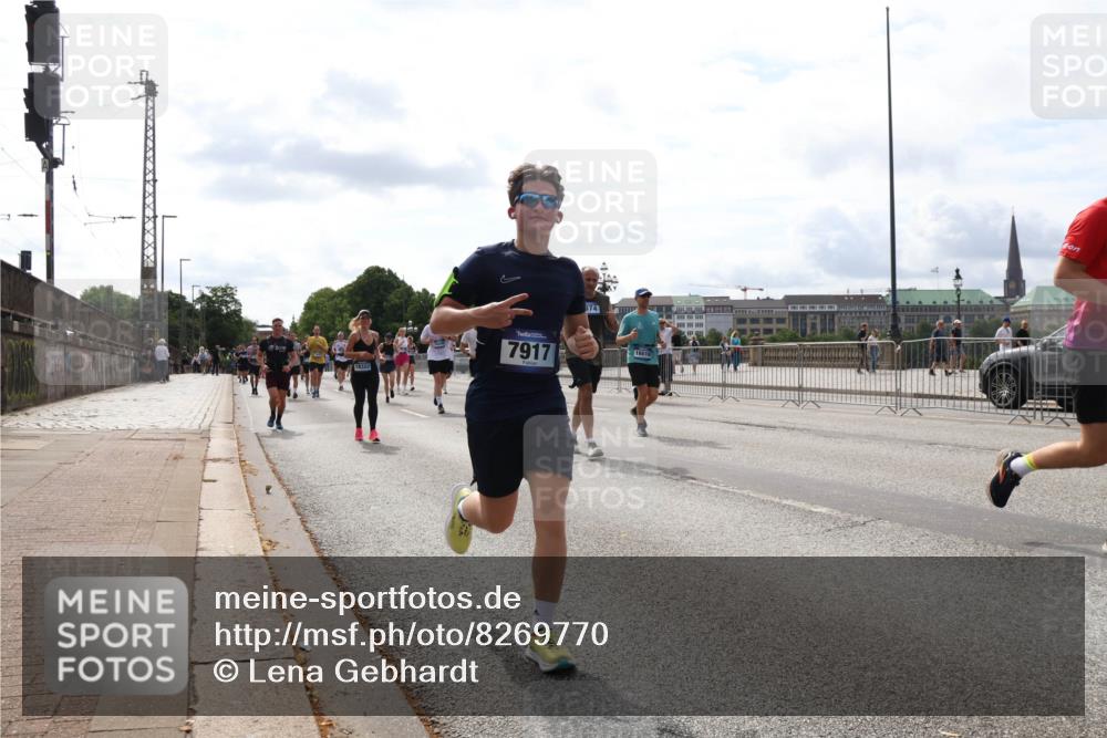 29.06.2025 - hella hamburg halbmarathon Lena Gebhardt http://msf.ph/oto/8269770 29.06.2025 10:19:55 Lombardsbrücke 18322, 7917, 374, 16016, 1110, 1115, 1145, 1154, 1534, 1708, 2017, 2064, 2357, 2405, 2441, 2918, 2993, 2995, 3278, 3446, 3678, 4108, 4110, 4170, 4539, 4562, 4570, 4585, 4737, 4739, 4979, 5035, 5123, 5251, 5397, 5449, 5556, 5659, 5849, 5878, 6444, 6796, 6797, 6872, 6874, 6939, 7137, 7248, 7249, 7519, 7744, 7808, 7836, 7917, 8146, 8387, 8427, 8537, 8738, 9196, 9856, 10349, 10540, 10550, 10594, 10622, 10701, 11028, 11036 meine-sportfotos.de