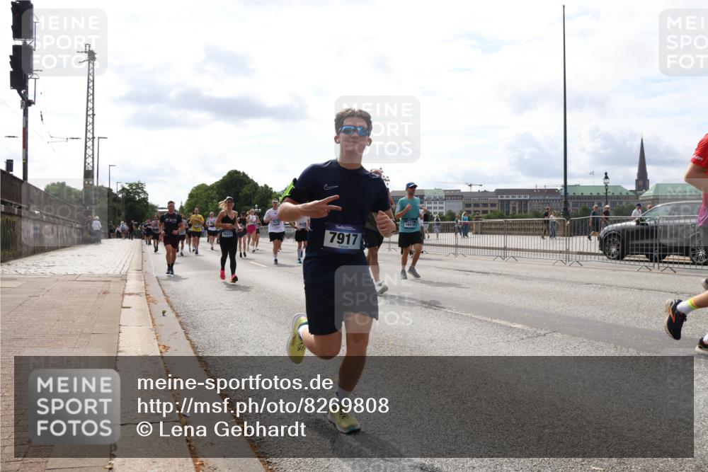 29.06.2025 - hella hamburg halbmarathon Lena Gebhardt http://msf.ph/oto/8269808 29.06.2025 10:19:55 Lombardsbrücke 18322, 7917, 1110, 1115, 1145, 1154, 1534, 1708, 2017, 2064, 2357, 2405, 2441, 2918, 2993, 2995, 3278, 3446, 3678, 4108, 4110, 4170, 4539, 4562, 4570, 4585, 4737, 4739, 4979, 5035, 5123, 5251, 5397, 5449, 5556, 5659, 5849, 5878, 6444, 6796, 6797, 6872, 6874, 6939, 7137, 7248, 7249, 7519, 7744, 7808, 7836, 7917, 8146, 8387, 8427, 8537, 8738, 9196, 9856, 10349, 10540, 10550, 10594, 10622, 10701, 11028, 11036 meine-sportfotos.de