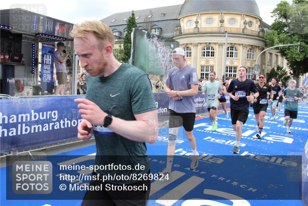 29.06.2025 - hella hamburg halbmarathon Michael Strokosch http://msf.ph/oto/8269824 29.06.2025 10:53:04 Ziel 3059, 3258, 3334, 4121, 4770, 5907, 7509, 7864, 8587, 9093, 9537, 12155, 12367, 12519, 12910, 14791, 15430, 18590, 18720 meine-sportfotos.de