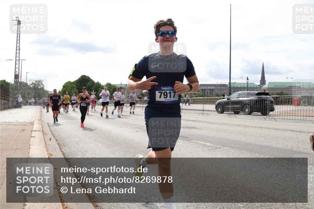 29.06.2025 - hella hamburg halbmarathon Lena Gebhardt http://msf.ph/oto/8269878 29.06.2025 10:19:55 Lombardsbrücke 18322, 7917, 1110, 1115, 1145, 1154, 1534, 1708, 2017, 2064, 2357, 2405, 2441, 2918, 2993, 2995, 3278, 3446, 3678, 4108, 4110, 4170, 4539, 4562, 4570, 4585, 4737, 4739, 4979, 5035, 5123, 5251, 5397, 5449, 5556, 5659, 5849, 5878, 6444, 6796, 6797, 6872, 6874, 6939, 7137, 7248, 7249, 7519, 7744, 7808, 7836, 7917, 8146, 8387, 8427, 8537, 8738, 9196, 9856, 10349, 10540, 10550, 10594, 10622, 10701, 11028, 11036 meine-sportfotos.de