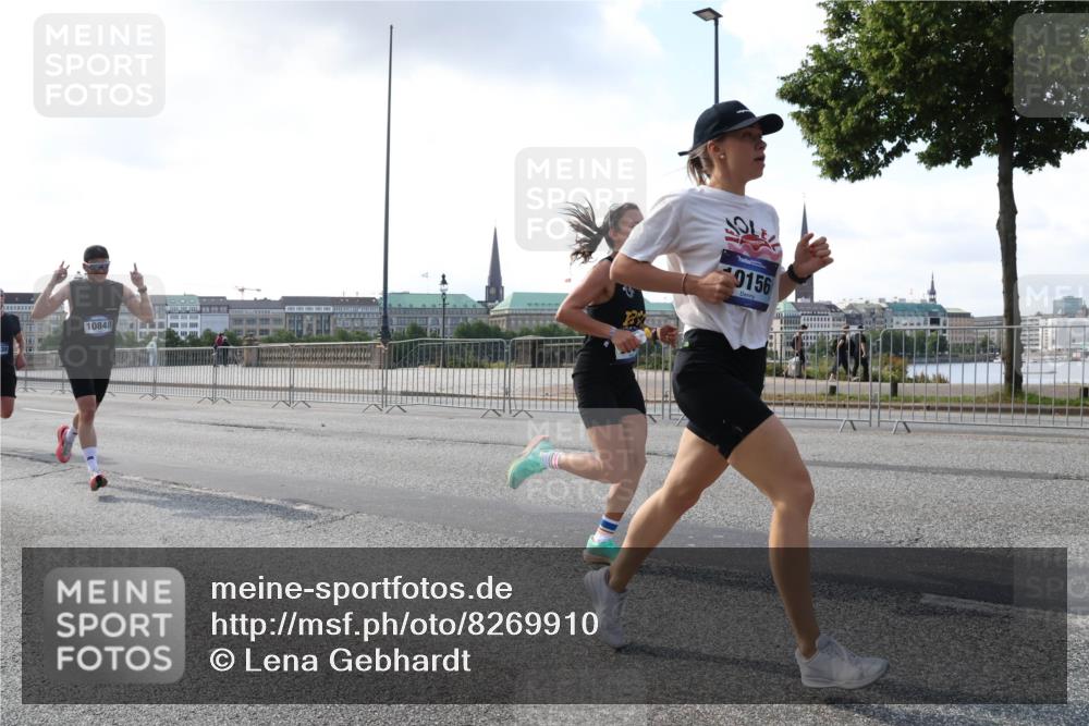 29.06.2025 - hella hamburg halbmarathon Lena Gebhardt http://msf.ph/oto/8269910 29.06.2025 09:44:49 Lombardsbrücke 10848, 9156, 1065, 1827, 2021, 2879, 3075, 3201, 3845, 3968, 4678, 5269, 5344, 5367, 6619, 7349, 8473, 8731, 10106, 10156, 10790, 10848, 11169, 11877, 12287, 12337, 12369, 12900, 13779, 13838, 13956, 14164, 14828, 15268, 15576, 15583, 15655, 15880, 16118, 16377, 16508, 16736, 17258, 17354, 18567, 18699, 19114 meine-sportfotos.de