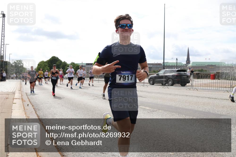 29.06.2025 - hella hamburg halbmarathon Lena Gebhardt http://msf.ph/oto/8269932 29.06.2025 10:19:55 Lombardsbrücke 18322, 7917, 1110, 1115, 1145, 1154, 1534, 1708, 2017, 2064, 2357, 2405, 2441, 2918, 2993, 2995, 3278, 3446, 3678, 4108, 4110, 4170, 4539, 4562, 4570, 4585, 4737, 4739, 4979, 5035, 5123, 5251, 5397, 5449, 5556, 5659, 5849, 5878, 6444, 6796, 6797, 6872, 6874, 6939, 7137, 7248, 7249, 7519, 7744, 7808, 7836, 7917, 8146, 8387, 8427, 8537, 8738, 9196, 9856, 10349, 10540, 10550, 10594, 10622, 10701, 11028, 11036 meine-sportfotos.de