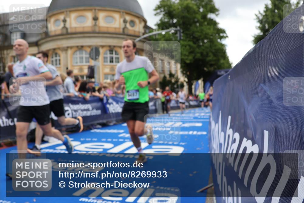 29.06.2025 - hella hamburg halbmarathon Strokosch-Dieckow http://msf.ph/oto/8269933 29.06.2025 10:46:18 Ziel 1569, 1600, 2048, 2222, 2590, 2842, 3056, 4949, 6388, 6421, 6691, 7335, 8142, 9497, 10796, 11094, 11185, 11773, 12171, 12651, 13698, 14045, 14200, 14228, 14262, 14482, 15157, 16127, 17190, 18118, 18211, 18637, 18797, 19209 meine-sportfotos.de