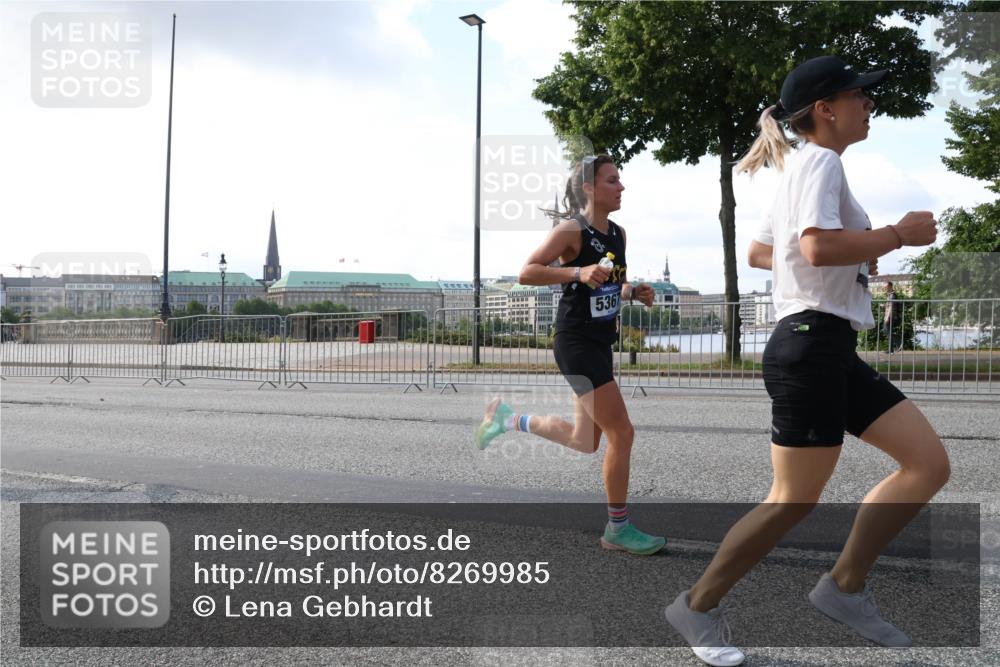 29.06.2025 - hella hamburg halbmarathon Lena Gebhardt http://msf.ph/oto/8269985 29.06.2025 09:44:49 Lombardsbrücke 5367, 1065, 1827, 2021, 2879, 3075, 3201, 3845, 3968, 4678, 5269, 5344, 5367, 6619, 7349, 8473, 8731, 10106, 10156, 10790, 10848, 11169, 11877, 12287, 12337, 12369, 12900, 13779, 13838, 13956, 14164, 14828, 15268, 15576, 15583, 15655, 15880, 16118, 16377, 16508, 16736, 17258, 17354, 18567, 18699, 19114 meine-sportfotos.de