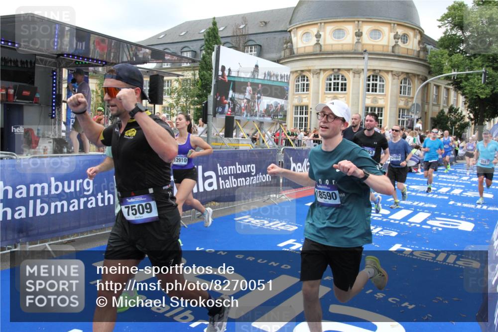 29.06.2025 - hella hamburg halbmarathon Michael Strokosch http://msf.ph/oto/8270051 29.06.2025 10:53:06 Ziel 2208, 3059, 3258, 3334, 4121, 7509, 7864, 8587, 9093, 9537, 12155, 12367, 12519, 12910, 14323, 14791, 15430, 18590, 18720, 19208 meine-sportfotos.de
