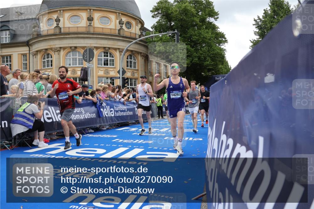 29.06.2025 - hella hamburg halbmarathon Strokosch-Dieckow http://msf.ph/oto/8270090 29.06.2025 10:46:21 Ziel 1600, 2048, 2222, 2842, 3056, 4237, 4949, 6421, 6691, 6978, 7335, 8142, 8981, 9497, 9786, 11185, 11773, 12171, 12651, 12891, 13698, 14045, 14200, 14228, 14262, 14482, 15157, 16127, 17190, 18118, 18211, 18637, 19209 meine-sportfotos.de