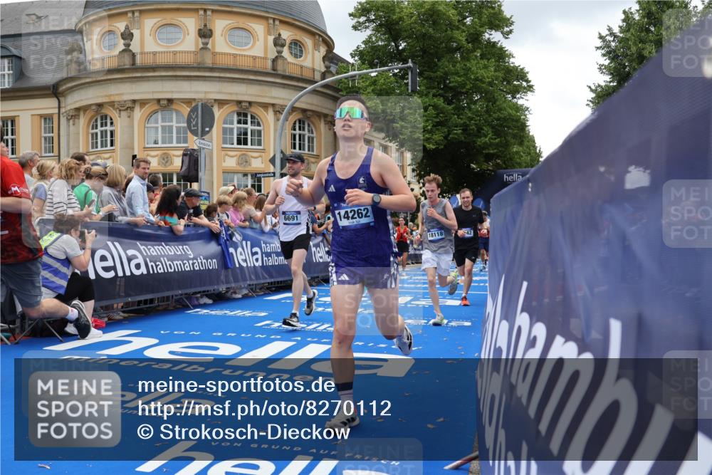 29.06.2025 - hella hamburg halbmarathon Strokosch-Dieckow http://msf.ph/oto/8270112 29.06.2025 10:46:21 Ziel 1600, 2048, 2222, 2842, 3056, 4237, 4949, 6421, 6691, 6978, 7335, 8142, 8981, 9497, 9786, 11185, 11773, 12171, 12651, 12891, 13698, 14045, 14200, 14228, 14262, 14482, 15157, 16127, 17190, 18118, 18211, 18637, 19209 meine-sportfotos.de