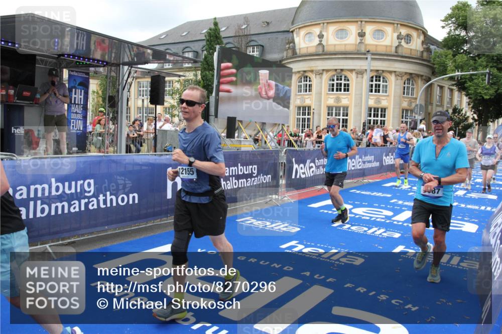 29.06.2025 - hella hamburg halbmarathon Michael Strokosch http://msf.ph/oto/8270296 29.06.2025 10:53:08 Ziel 2208, 3059, 3258, 3334, 4121, 7509, 7864, 8587, 9093, 9537, 12155, 12367, 12910, 14323, 18590, 19208 meine-sportfotos.de