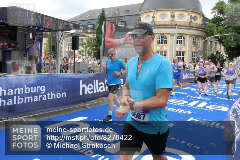 29.06.2025 - hella hamburg halbmarathon Michael Strokosch http://msf.ph/oto/8270422 29.06.2025 10:53:09 Ziel 2111, 2208, 3059, 3258, 3334, 4121, 7864, 8587, 9093, 9537, 12155, 12910, 14323, 19208 meine-sportfotos.de