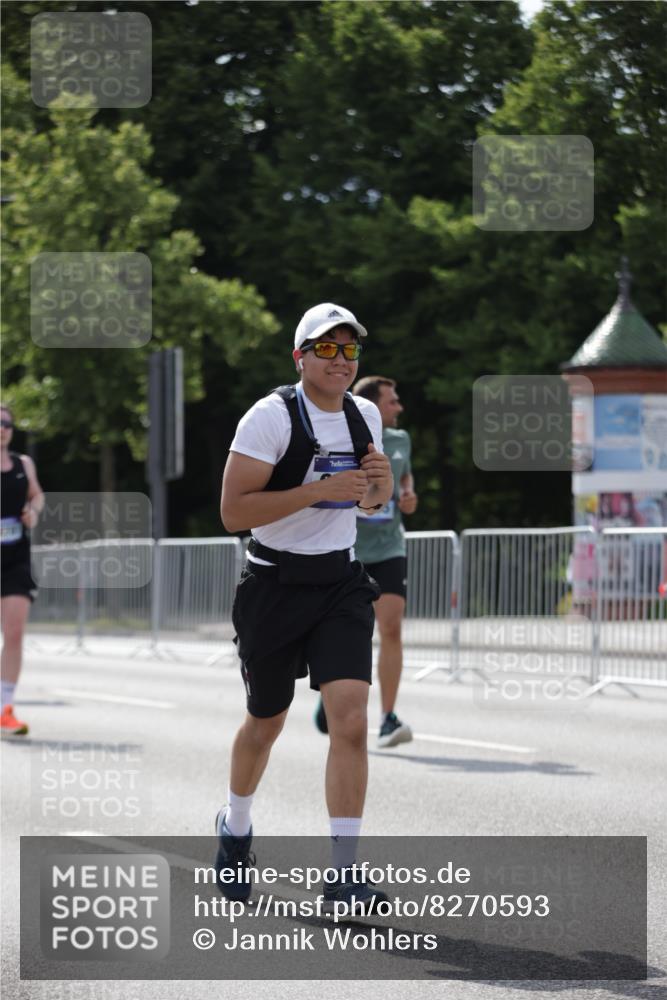 29.06.2025 - hella hamburg halbmarathon Jannik Wohlers http://msf.ph/oto/8270593 29.06.2025 10:01:27 Lombardsbrücke 1184, 1364, 1464, 1653, 1729, 1881, 1940, 2806, 2957, 3039, 4286, 4328, 5602, 5603, 5742, 6327, 6438, 6595, 7189, 8578, 9230, 10177, 10882, 10915, 11771, 11808, 12564, 12734, 12736, 12781, 14026, 14175, 14176, 14471, 16424, 16426, 16540, 16770, 16909, 17017, 17136, 17503, 17670, 17810, 17951, 17952, 18555, 18855, 19159 meine-sportfotos.de
