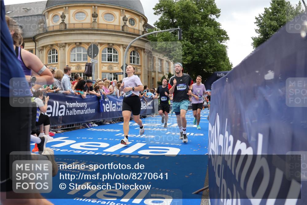 29.06.2025 - hella hamburg halbmarathon Strokosch-Dieckow http://msf.ph/oto/8270641 29.06.2025 10:46:29 Ziel 2222, 2842, 4237, 4497, 5459, 6421, 6978, 7335, 8482, 8981, 9051, 9232, 9386, 9529, 9786, 11185, 11773, 12891, 13525, 14045, 14228, 14482, 15133, 15157, 15206, 16127, 17281, 17461, 18637, 18882, 19209 meine-sportfotos.de