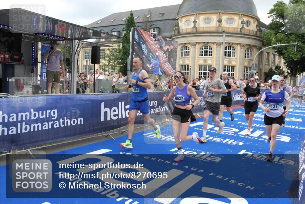 29.06.2025 - hella hamburg halbmarathon Michael Strokosch http://msf.ph/oto/8270695 29.06.2025 10:53:10 Ziel 2111, 2208, 3059, 3258, 3334, 4121, 7864, 8587, 9093, 9537, 12155, 14323, 16986, 19208 meine-sportfotos.de