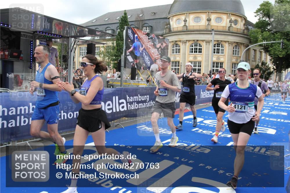 29.06.2025 - hella hamburg halbmarathon Michael Strokosch http://msf.ph/oto/8270763 29.06.2025 10:53:11 Ziel 2111, 2208, 3059, 3258, 4121, 7864, 8587, 9537, 14323, 16986, 19208 meine-sportfotos.de