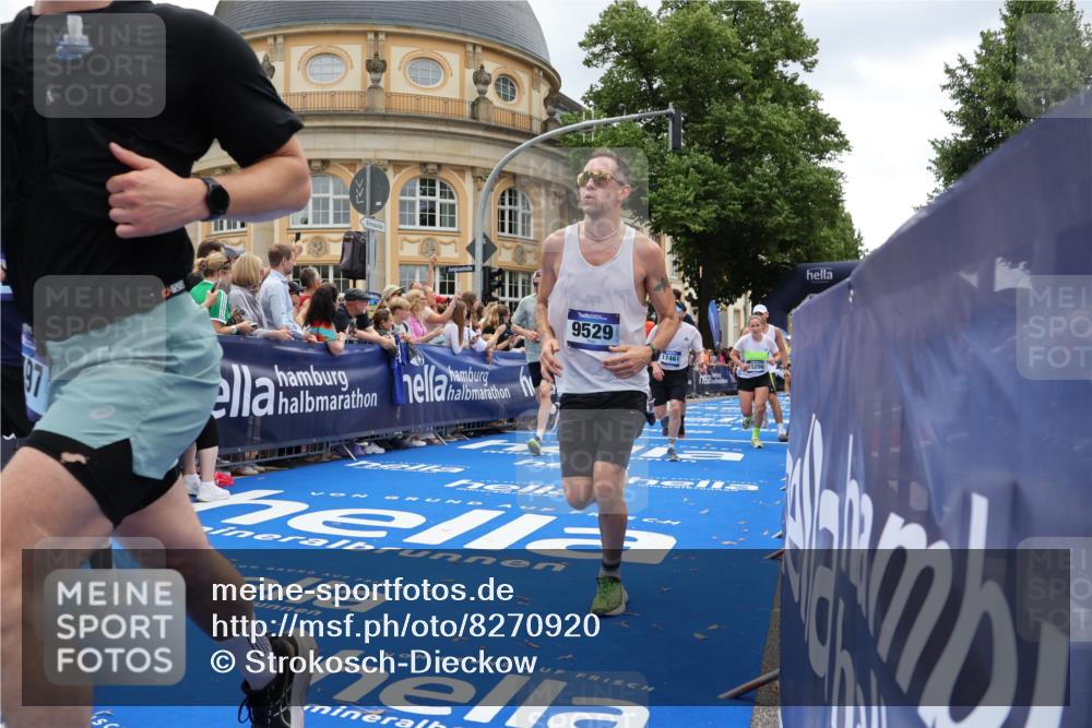 29.06.2025 - hella hamburg halbmarathon Strokosch-Dieckow http://msf.ph/oto/8270920 29.06.2025 10:46:34 Ziel 1920, 1942, 4497, 5459, 8482, 9051, 9232, 9386, 9529, 9786, 13525, 13554, 15026, 15133, 15206, 15714, 16175, 17281, 17461, 17865, 18297, 18882 meine-sportfotos.de