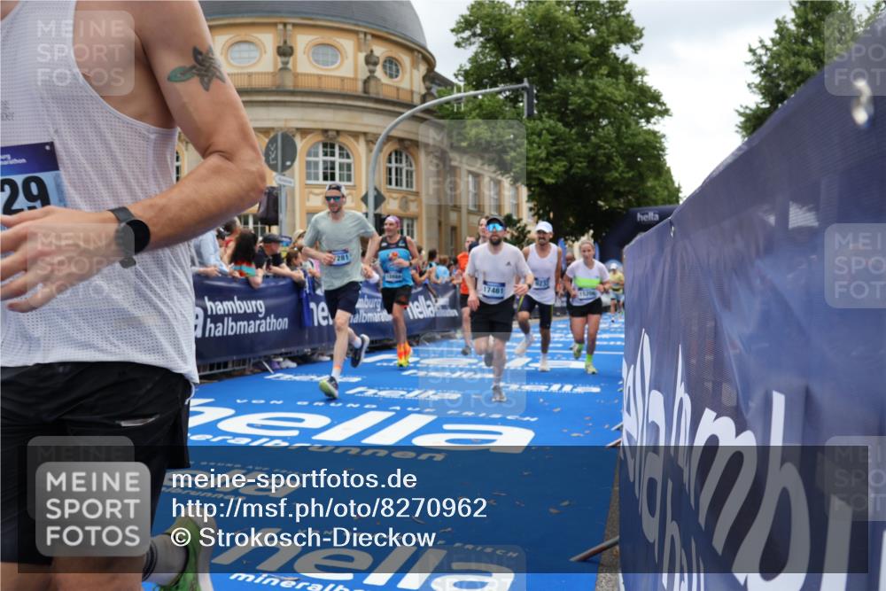 29.06.2025 - hella hamburg halbmarathon Strokosch-Dieckow http://msf.ph/oto/8270962 29.06.2025 10:46:34 Ziel 1920, 1942, 4497, 5459, 8482, 9051, 9232, 9386, 9529, 9786, 13525, 13554, 15026, 15133, 15206, 15714, 16175, 17281, 17461, 17865, 18297, 18882 meine-sportfotos.de