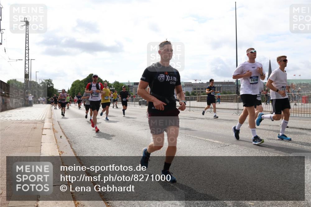 29.06.2025 - hella hamburg halbmarathon Lena Gebhardt http://msf.ph/oto/8271000 29.06.2025 10:19:59 Lombardsbrücke 17853, 16240, 1110, 1115, 1145, 1154, 1534, 2064, 2357, 2405, 2441, 2918, 2995, 3278, 3446, 3678, 3842, 4108, 4110, 4170, 4539, 4562, 4570, 4585, 4614, 4737, 4739, 4979, 5035, 5123, 5251, 5397, 5556, 5659, 5811, 5812, 5849, 5878, 6444, 6796, 6797, 6872, 6874, 7137, 7248, 7249, 7519, 7739, 7744, 7808, 7836, 7917, 8146, 8387, 8427, 8462, 8738, 9196, 9735, 10349, 10540, 10550, 10594, 10595, 10622, 10701, 11028, 11036 meine-sportfotos.de