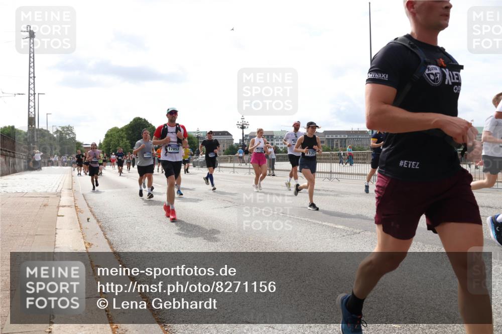 29.06.2025 - hella hamburg halbmarathon Lena Gebhardt http://msf.ph/oto/8271156 29.06.2025 10:20:00 Lombardsbrücke 17853, 17123, 13002, 1110, 1115, 1145, 1154, 1534, 2064, 2357, 2405, 2441, 2918, 3278, 3434, 3446, 3678, 3842, 4108, 4110, 4170, 4539, 4562, 4570, 4585, 4614, 4737, 4739, 4979, 5035, 5123, 5251, 5397, 5556, 5659, 5811, 5812, 5849, 5878, 6444, 6796, 6797, 6872, 6874, 7101, 7137, 7248, 7249, 7519, 7739, 7744, 7808, 7836, 7917, 8146, 8387, 8427, 8462, 8738, 9136, 9196, 9735, 10349, 10414, 10540, 10550, 10594, 10595, 10622, 10701, 10754, 11028, 11036 meine-sportfotos.de