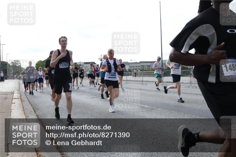29.06.2025 - hella hamburg halbmarathon Lena Gebhardt http://msf.ph/oto/8271390 29.06.2025 09:57:30 Lombardsbrücke 14731, 13761, 18884, 12607, 1489, 1030, 1086, 1094, 1193, 1327, 1381, 1422, 1442, 1537, 1657, 2025, 2119, 2252, 2444, 2488, 2595, 2814, 2839, 2855, 2869, 2946, 3048, 3093, 3096, 3103, 3698, 3999, 4261, 4299, 4379, 4558, 4726, 4986, 5013, 5018, 5021, 5024, 5032, 5319, 5633, 5744, 5820, 5907, 6125, 6374, 6585, 6720, 6762, 6795, 6942, 7134, 7177, 7221, 7259, 7397, 7594, 7742, 7918, 7930, 7932, 7973, 8313, 8651, 8930, 9060, 9316, 10191 meine-sportfotos.de