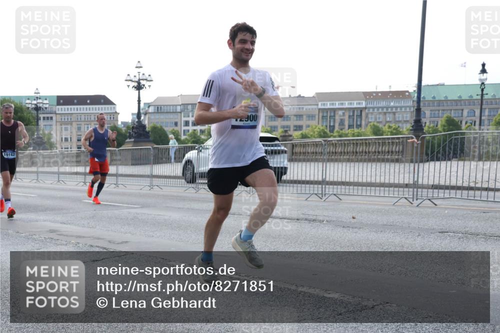 29.06.2025 - hella hamburg halbmarathon Lena Gebhardt http://msf.ph/oto/8271851 29.06.2025 09:45:00 Lombardsbrücke 19142, 0067, 1065, 1758, 1827, 2021, 2746, 3201, 3845, 3968, 4678, 5269, 5367, 6619, 6781, 7349, 8473, 8731, 9381, 10156, 10486, 10848, 11169, 12049, 12287, 12337, 12369, 12595, 12900, 13779, 13838, 13956, 14140, 14164, 14289, 15268, 15576, 15583, 15672, 15880, 15883, 16157, 16377, 16508, 16713, 16736, 16818, 17354, 17428, 18567, 18699, 19114 meine-sportfotos.de