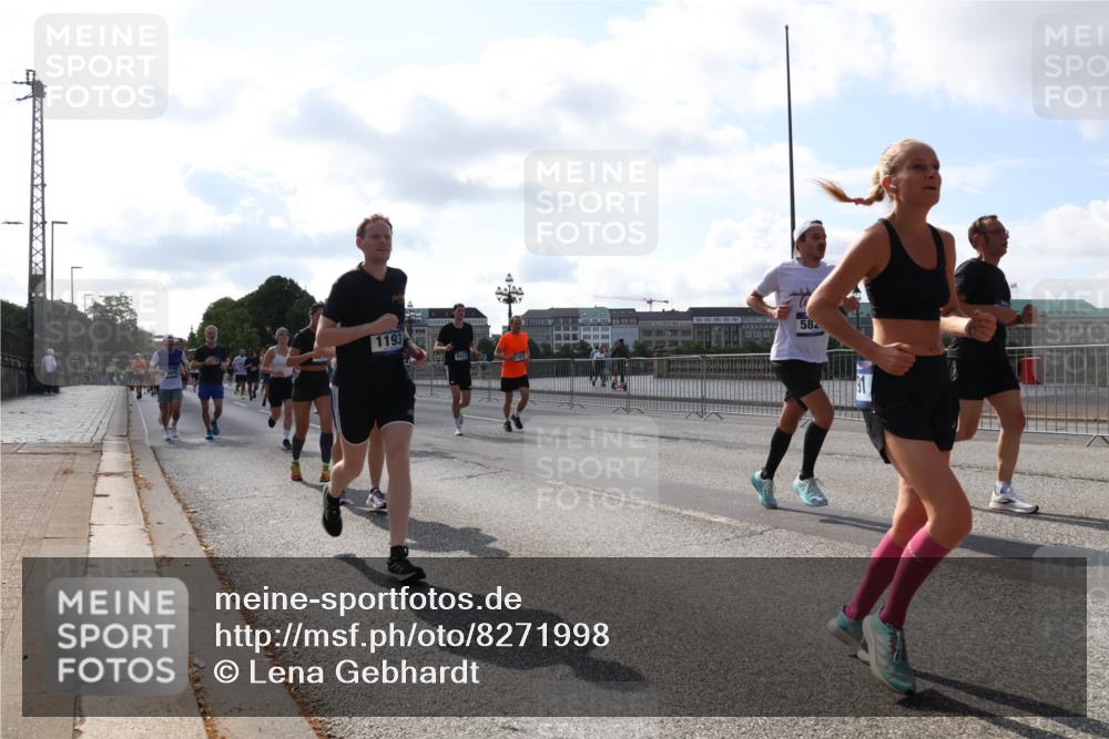 29.06.2025 - hella hamburg halbmarathon Lena Gebhardt http://msf.ph/oto/8271998 29.06.2025 09:57:35 Lombardsbrücke 1193, 1030, 1086, 1094, 1193, 1327, 1422, 1442, 1563, 2025, 2119, 2252, 2444, 2448, 2488, 2595, 2814, 2855, 2946, 3048, 3058, 3093, 3096, 3103, 3698, 3999, 4261, 4299, 4379, 4558, 4726, 4986, 5013, 5018, 5021, 5024, 5032, 5305, 5633, 5744, 5820, 5907, 6125, 6355, 6356, 6374, 6569, 6585, 6720, 6762, 6776, 6795, 6942, 7134, 7177, 7221, 7259, 7397, 7478, 7594, 7742, 7918, 7930, 7932, 7952, 7973, 7976, 9316, 10191 meine-sportfotos.de