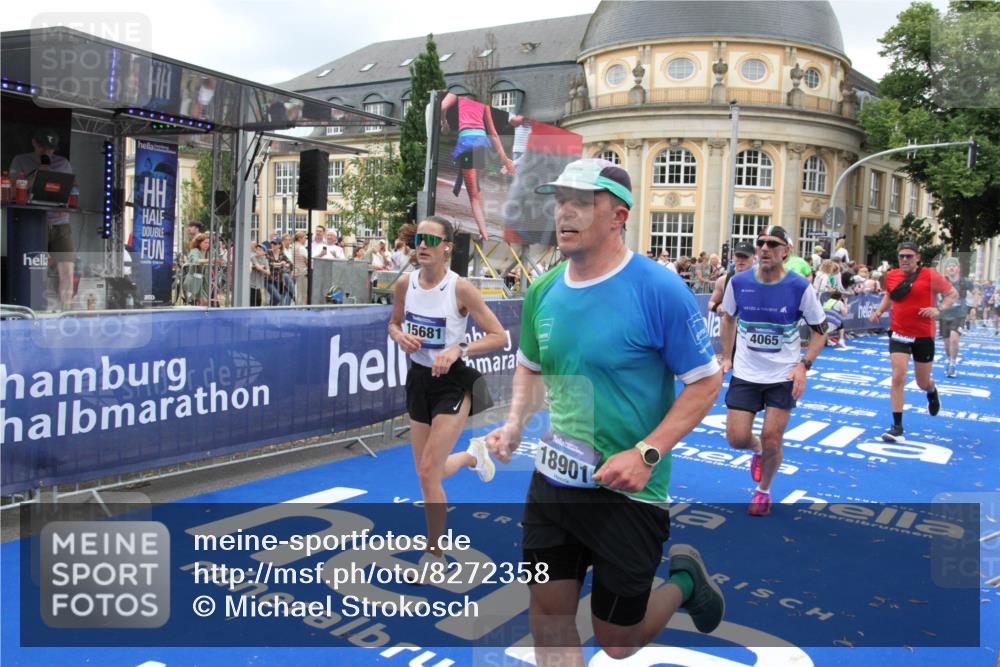 29.06.2025 - hella hamburg halbmarathon Michael Strokosch http://msf.ph/oto/8272358 29.06.2025 10:53:25 Ziel 1683, 1727, 2074, 2354, 4065, 6198, 6629, 6942, 7312, 8651, 11844, 12490, 13997, 15681, 15838, 18134, 18901 meine-sportfotos.de