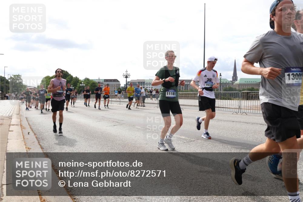 29.06.2025 - hella hamburg halbmarathon Lena Gebhardt http://msf.ph/oto/8272571 29.06.2025 10:20:03 Lombardsbrücke 13910, 11181, 16322, 13002, 1110, 1115, 1154, 1534, 2064, 2357, 2405, 2441, 2918, 3278, 3434, 3678, 3842, 4108, 4110, 4170, 4539, 4562, 4570, 4585, 4614, 4737, 4739, 5251, 5397, 5556, 5659, 5811, 5812, 5878, 5937, 6444, 6796, 6797, 6872, 6874, 7018, 7101, 7137, 7248, 7249, 7519, 7739, 7744, 7808, 7836, 7917, 8025, 8146, 8387, 8427, 8462, 8738, 9136, 9196, 9735, 9873, 10349, 10414, 10540, 10550, 10594, 10595, 10622, 10701, 10754, 11028, 11036 meine-sportfotos.de