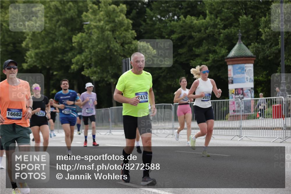 29.06.2025 - hella hamburg halbmarathon Jannik Wohlers http://msf.ph/oto/8272588 29.06.2025 10:34:05 Lombardsbrücke 1025, 1672, 2023, 2412, 2464, 2510, 2511, 2801, 3420, 4540, 4824, 4826, 5609, 6034, 6105, 6171, 6329, 6571, 6574, 7386, 7644, 7733, 8705, 8965, 9164, 9379, 10335, 10564, 10674, 11872, 13747, 13957, 14854, 14855, 14918, 16238, 16311, 16390, 16682, 16919, 17230, 17650, 18158, 18941 meine-sportfotos.de
