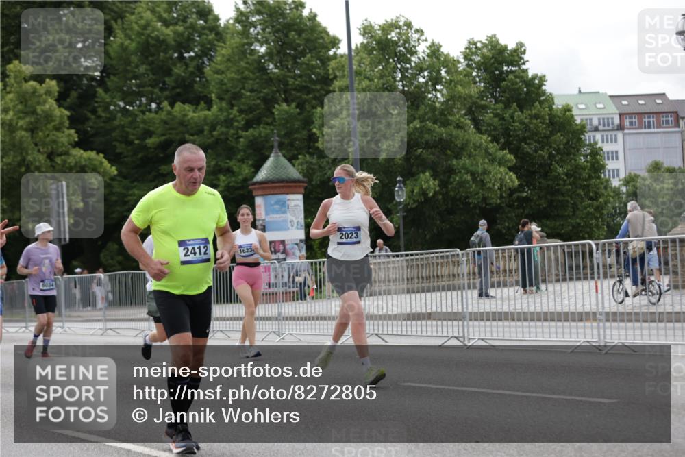 29.06.2025 - hella hamburg halbmarathon Jannik Wohlers http://msf.ph/oto/8272805 29.06.2025 10:34:06 Lombardsbrücke 1025, 1672, 2023, 2412, 2510, 2511, 2801, 3420, 4540, 4824, 4826, 5609, 6034, 6105, 6171, 6329, 6571, 6574, 6843, 7386, 7644, 7733, 8705, 8965, 9164, 9379, 9448, 10335, 10564, 10674, 11872, 12164, 13747, 13957, 14854, 14855, 14918, 16238, 16311, 16390, 16682, 16919, 17230, 17650, 18158, 18941 meine-sportfotos.de