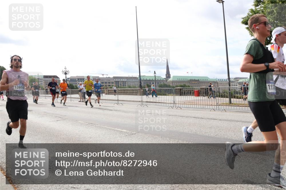 29.06.2025 - hella hamburg halbmarathon Lena Gebhardt http://msf.ph/oto/8272946 29.06.2025 10:20:04 Lombardsbrücke 13910, 1118, 1046, 1069, 1110, 1115, 1154, 1534, 2064, 2357, 2405, 2441, 2918, 3278, 3434, 3678, 3842, 4108, 4110, 4170, 4539, 4562, 4570, 4585, 4614, 4737, 4739, 5251, 5397, 5556, 5659, 5811, 5812, 5831, 5878, 5937, 6444, 6796, 6797, 6872, 6874, 7018, 7101, 7137, 7248, 7249, 7519, 7739, 7744, 7808, 7836, 7917, 8025, 8146, 8387, 8427, 8462, 8738, 9136, 9196, 9735, 9873, 10349, 10414, 10540, 10550, 10594, 10595, 10622, 10701, 10754, 11028, 11036 meine-sportfotos.de