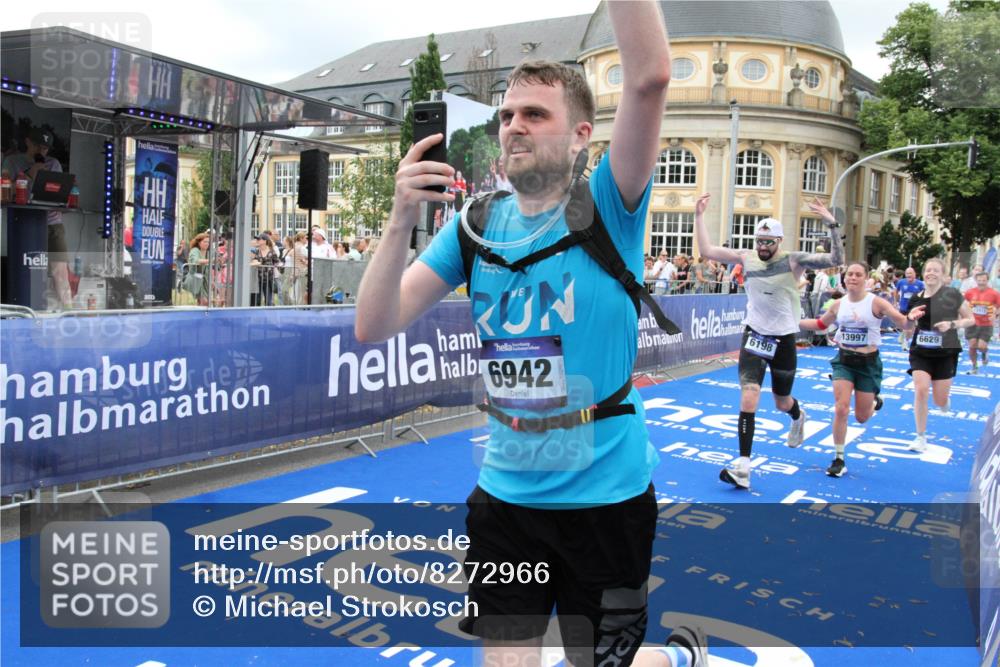 29.06.2025 - hella hamburg halbmarathon Michael Strokosch http://msf.ph/oto/8272966 29.06.2025 10:53:30 Ziel 1061, 1499, 1727, 2070, 5866, 6198, 6629, 6942, 8651, 11068, 12909, 13912, 13997, 15838, 17710, 18134 meine-sportfotos.de