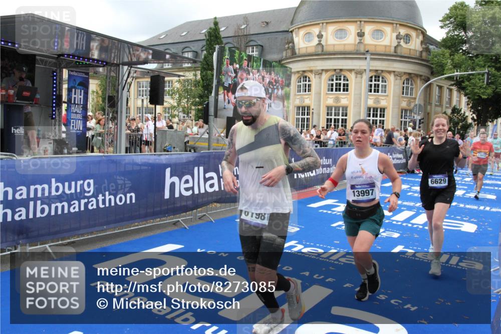 29.06.2025 - hella hamburg halbmarathon Michael Strokosch http://msf.ph/oto/8273085 29.06.2025 10:53:31 Ziel 1061, 1499, 1727, 2070, 5866, 6198, 6629, 6942, 8651, 11068, 12909, 13912, 13997, 15497, 17710, 18450 meine-sportfotos.de
