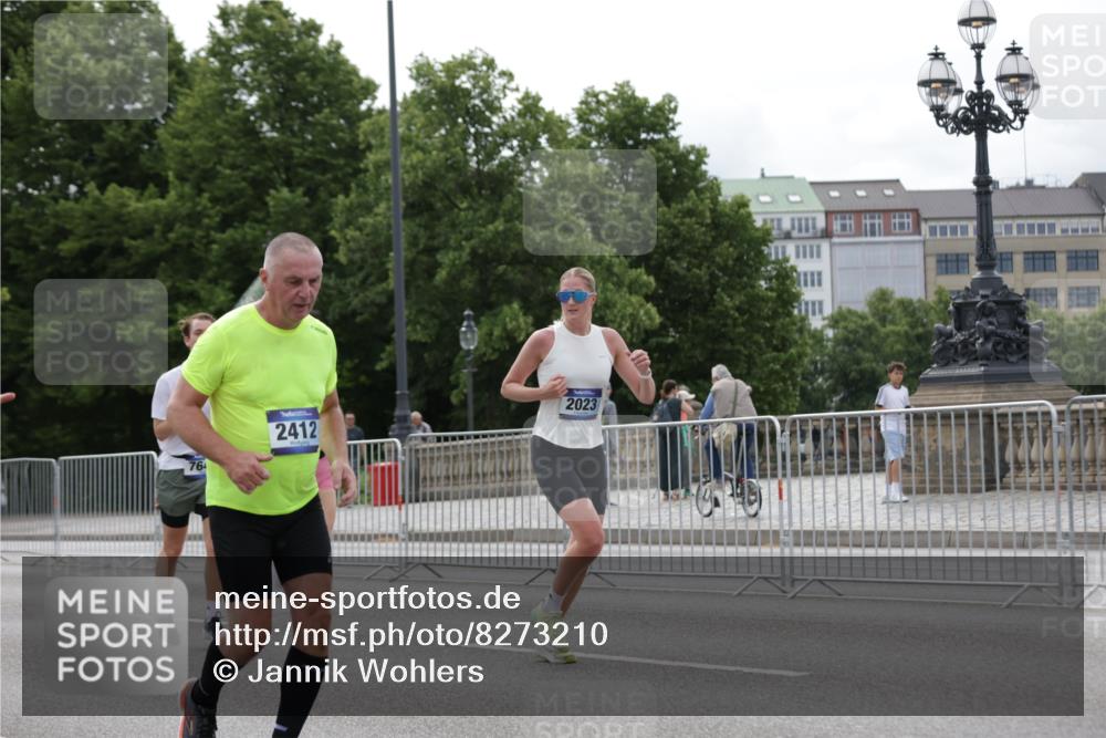 29.06.2025 - hella hamburg halbmarathon Jannik Wohlers http://msf.ph/oto/8273210 29.06.2025 10:34:06 Lombardsbrücke 1025, 1672, 2023, 2412, 2510, 2511, 2801, 3420, 4540, 4824, 4826, 5609, 6034, 6105, 6171, 6329, 6571, 6574, 6843, 7386, 7644, 7733, 8705, 8965, 9164, 9379, 9448, 10335, 10564, 10674, 11872, 12164, 13747, 13957, 14854, 14855, 14918, 16238, 16311, 16390, 16682, 16919, 17230, 17650, 18158, 18941 meine-sportfotos.de