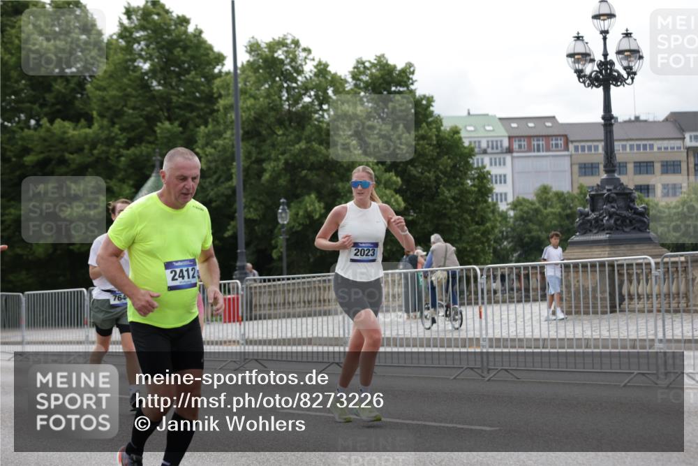 29.06.2025 - hella hamburg halbmarathon Jannik Wohlers http://msf.ph/oto/8273226 29.06.2025 10:34:06 Lombardsbrücke 1025, 1672, 2023, 2412, 2510, 2511, 2801, 3420, 4540, 4824, 4826, 5609, 6034, 6105, 6171, 6329, 6571, 6574, 6843, 7386, 7644, 7733, 8705, 8965, 9164, 9379, 9448, 10335, 10564, 10674, 11872, 12164, 13747, 13957, 14854, 14855, 14918, 16238, 16311, 16390, 16682, 16919, 17230, 17650, 18158, 18941 meine-sportfotos.de