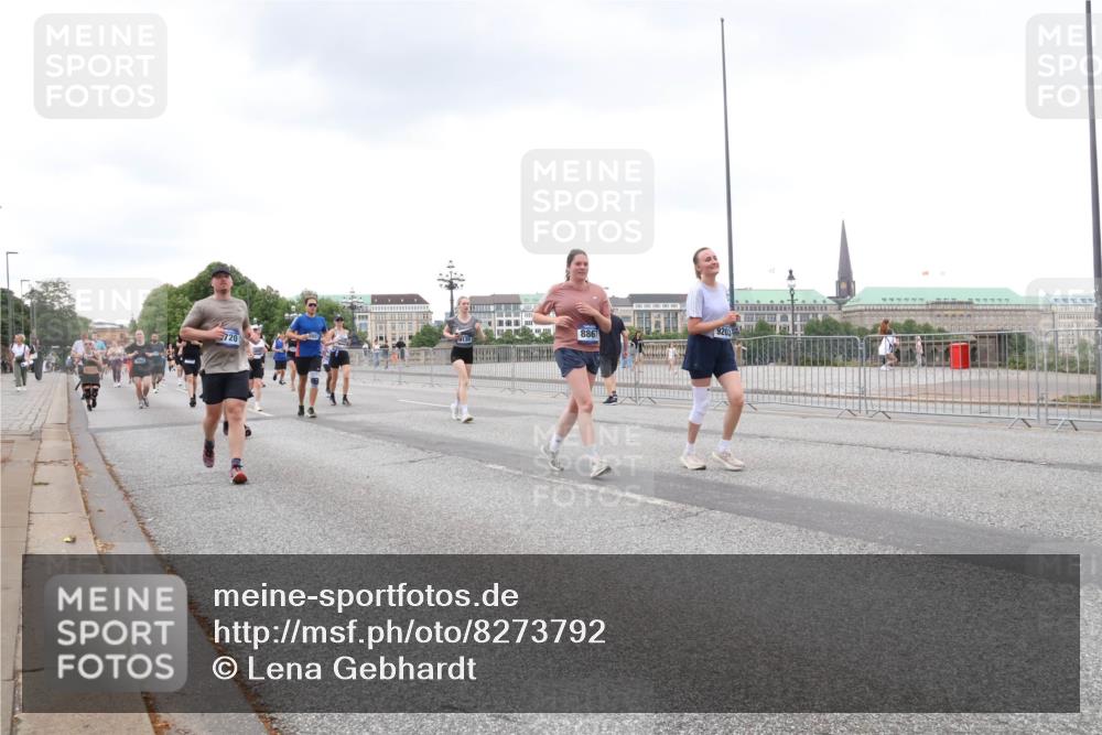 29.06.2025 - hella hamburg halbmarathon Lena Gebhardt http://msf.ph/oto/8273792 29.06.2025 10:54:29 Lombardsbrücke 8867, 720, 92037, 1198, 1263, 1762, 1779, 1822, 1949, 2084, 2244, 2532, 2586, 2600, 2761, 3187, 3188, 3364, 3465, 3467, 3761, 3795, 3857, 4323, 4685, 4720, 4838, 4971, 5157, 5185, 5216, 5309, 5514, 5804, 5817, 5882, 5898, 5933, 5993, 6023, 6279, 6468, 6583, 6982, 6987, 6988, 7498, 7670, 7874, 7946, 7986, 8012, 8801, 8803, 8867, 9130, 9138, 9203, 9521, 10207, 10331, 10471, 11033, 11287, 11354, 11567, 11569, 11785, 12268, 12270, 12930, 13272 meine-sportfotos.de