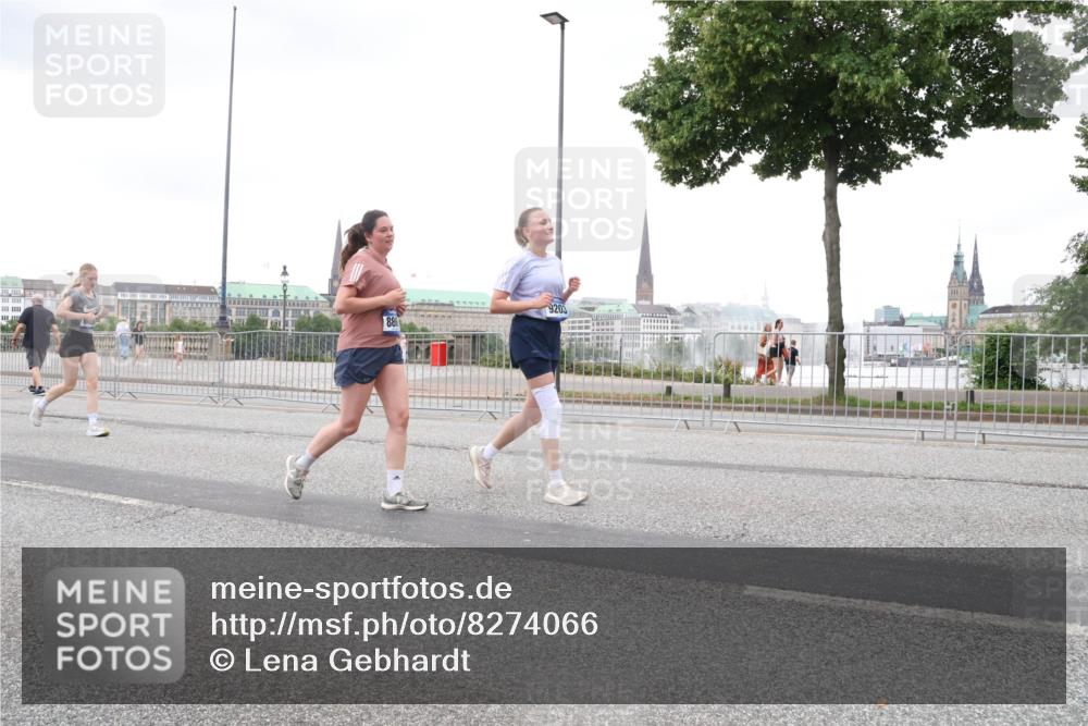29.06.2025 - hella hamburg halbmarathon Lena Gebhardt http://msf.ph/oto/8274066 29.06.2025 10:54:31 Lombardsbrücke 9203, 886, 1198, 1263, 1762, 1779, 1822, 1949, 2084, 2244, 2532, 2566, 2586, 2600, 2632, 2761, 3187, 3188, 3364, 3465, 3761, 3795, 3857, 4323, 4685, 4720, 4838, 4971, 5157, 5185, 5216, 5309, 5500, 5514, 5804, 5817, 5882, 5933, 5993, 6023, 6279, 6468, 6583, 6982, 6987, 6988, 7498, 7670, 7874, 7946, 7986, 8012, 8186, 8801, 8803, 8867, 9130, 9138, 9203, 9521, 10207, 10331, 10471, 11033, 11226, 11287, 11354, 11567, 11569, 11785, 12268, 12270, 12930, 13272, 13283 meine-sportfotos.de