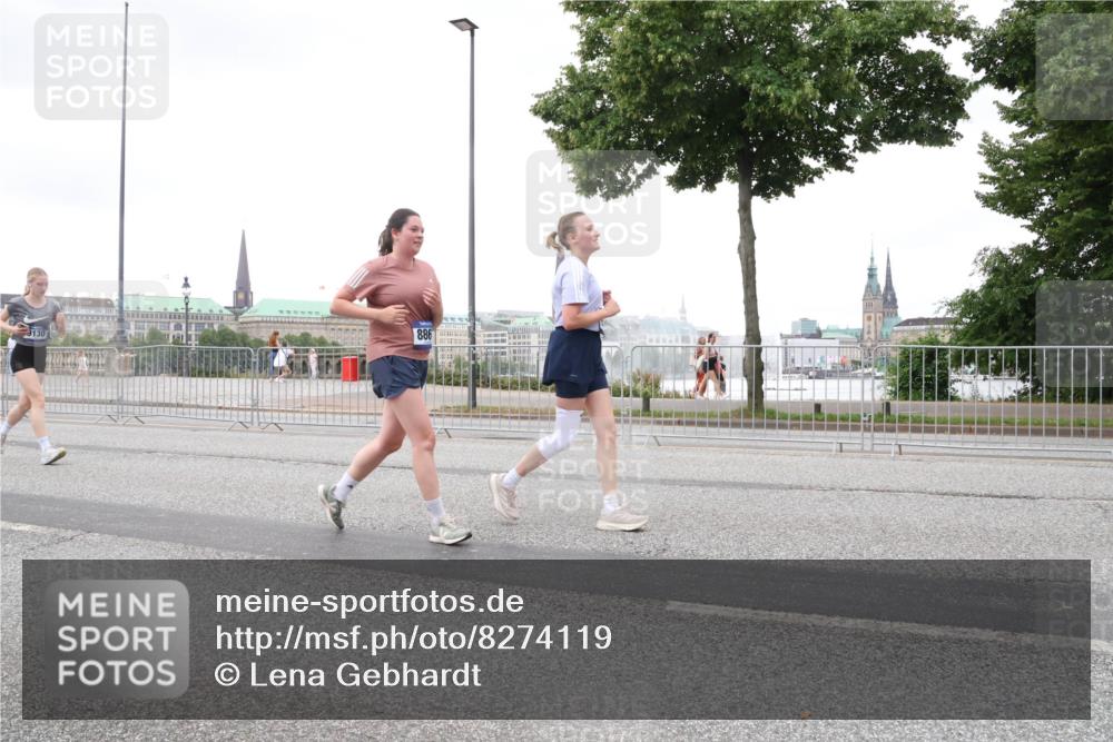 29.06.2025 - hella hamburg halbmarathon Lena Gebhardt http://msf.ph/oto/8274119 29.06.2025 10:54:31 Lombardsbrücke 9130, 886, 1198, 1263, 1762, 1779, 1822, 1949, 2084, 2244, 2532, 2566, 2586, 2600, 2632, 2761, 3187, 3188, 3364, 3465, 3761, 3795, 3857, 4323, 4685, 4720, 4838, 4971, 5157, 5185, 5216, 5309, 5500, 5514, 5804, 5817, 5882, 5933, 5993, 6023, 6279, 6468, 6583, 6982, 6987, 6988, 7498, 7670, 7874, 7946, 7986, 8012, 8186, 8801, 8803, 8867, 9130, 9138, 9203, 9521, 10207, 10331, 10471, 11033, 11226, 11287, 11354, 11567, 11569, 11785, 12268, 12270, 12930, 13272, 13283 meine-sportfotos.de