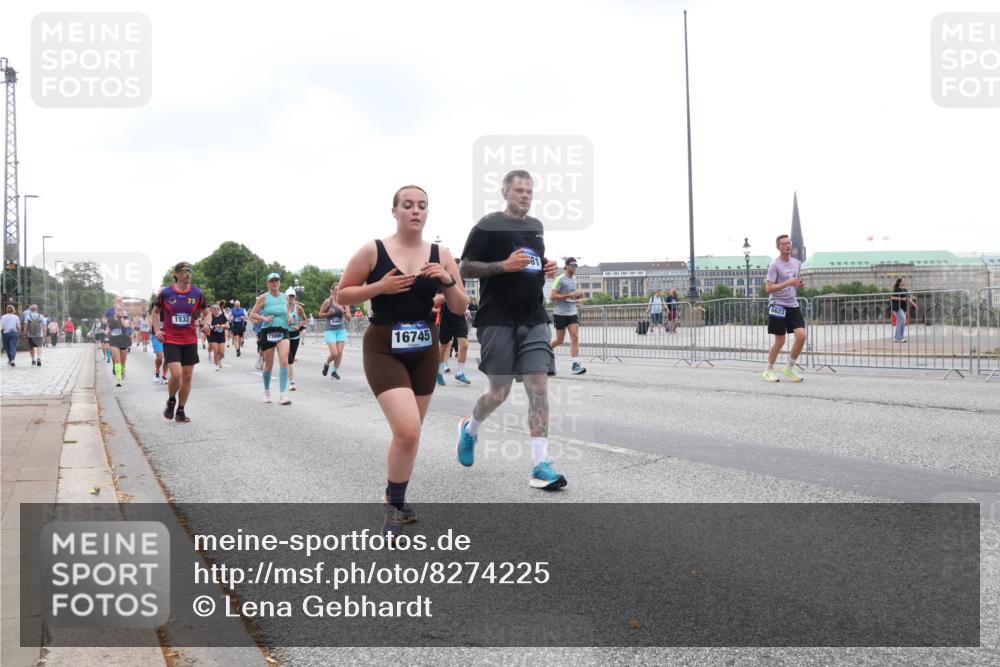29.06.2025 - hella hamburg halbmarathon Lena Gebhardt http://msf.ph/oto/8274225 29.06.2025 10:46:24 Lombardsbrücke 1004, 1371, 1375, 1429, 1465, 1532, 1608, 1837, 1867, 1868, 2398, 2423, 2500, 2697, 2773, 2813, 2951, 3410, 3469, 3734, 4119, 4223, 4355, 4448, 4604, 5697, 5703, 5769, 5770, 5854, 5892, 6068, 6124, 6161, 6333, 6392, 7303, 7364, 7368, 7374, 7605, 7767, 7894, 7960, 7983, 8047, 8477, 8551, 8700, 9129, 9337, 9426, 9445, 9691, 10153, 10230, 11358, 11361, 11876, 11910, 12298, 12333, 12507, 12522, 13969, 14261, 15852, 16882, 16987 meine-sportfotos.de