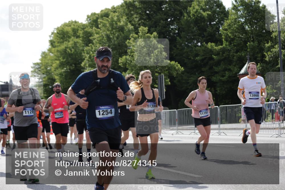 29.06.2025 - hella hamburg halbmarathon Jannik Wohlers http://msf.ph/oto/8274345 29.06.2025 10:01:59 Lombardsbrücke 1128, 1254, 1432, 1733, 2142, 2322, 2323, 2685, 2712, 3780, 3976, 4066, 4985, 5763, 6295, 6708, 6860, 7049, 7323, 7869, 8749, 9020, 9021, 9131, 9156, 9353, 9554, 10866, 11191, 11554, 11670, 11871, 12491, 12978, 13868, 13932, 14574, 14838, 15008, 15291, 16067, 16634, 17077, 17533, 17836, 17931, 17939, 18128, 18130, 18240, 18624, 19240 meine-sportfotos.de