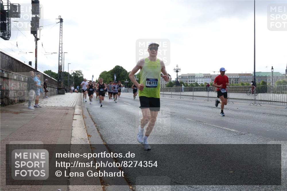 29.06.2025 - hella hamburg halbmarathon Lena Gebhardt http://msf.ph/oto/8274354 29.06.2025 09:45:12 Lombardsbrücke 16711, 57, 1758, 1827, 1990, 2746, 3043, 3201, 4050, 5070, 5269, 5328, 5367, 5746, 5826, 6619, 6781, 7272, 7389, 7481, 7651, 7723, 8209, 8473, 8731, 8883, 9137, 9381, 9571, 9634, 10156, 10171, 10486, 10848, 11169, 11413, 11857, 12049, 12234, 12287, 12595, 12900, 13838, 13956, 14028, 14140, 14164, 14289, 15268, 15583, 15672, 15883, 16157, 16377, 16508, 16713, 16736, 16818, 17428 meine-sportfotos.de