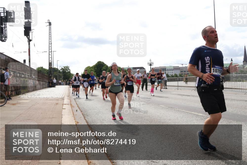 29.06.2025 - hella hamburg halbmarathon Lena Gebhardt http://msf.ph/oto/8274419 29.06.2025 10:20:10 Lombardsbrücke 10701, 1046, 1069, 1110, 1115, 1154, 1474, 2064, 2405, 2478, 2918, 3278, 3434, 3842, 4154, 4539, 4585, 4614, 4737, 4739, 5251, 5397, 5556, 5659, 5811, 5812, 5831, 5878, 5937, 6796, 6797, 6872, 6874, 6951, 7018, 7101, 7131, 7137, 7248, 7249, 7519, 7739, 7744, 7808, 7917, 8025, 8146, 8387, 8427, 8462, 8588, 8738, 9136, 9196, 9735, 9873, 10041, 10349, 10414, 10550, 10594, 10595, 10622, 10701, 10754, 11028, 11036, 11835 meine-sportfotos.de