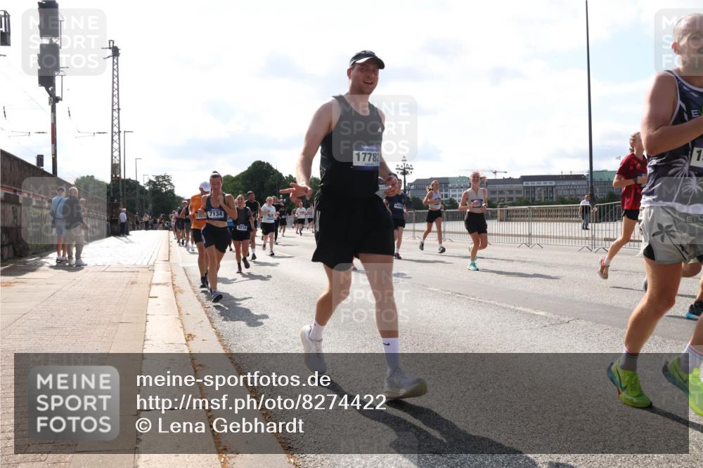 29.06.2025 - hella hamburg halbmarathon Lena Gebhardt http://msf.ph/oto/8274422 29.06.2025 09:57:44 Lombardsbrücke 7134, 9214, 17782, 1, 1030, 1086, 1094, 1193, 1320, 1321, 1422, 1563, 1870, 2119, 2252, 2397, 2444, 2448, 2488, 2595, 2612, 2855, 2946, 3048, 3058, 3091, 3096, 3103, 3114, 3251, 3698, 3999, 4261, 4299, 4379, 4558, 4986, 5013, 5018, 5021, 5024, 5032, 5305, 5633, 5775, 5820, 5907, 6125, 6355, 6356, 6374, 6569, 6580, 6585, 6628, 6720, 6762, 6776, 6795, 6942, 7065, 7134, 7221, 7397, 7478, 7594, 7646, 7742, 7930, 7932, 7952, 7973, 7976, 9316, 10191 meine-sportfotos.de
