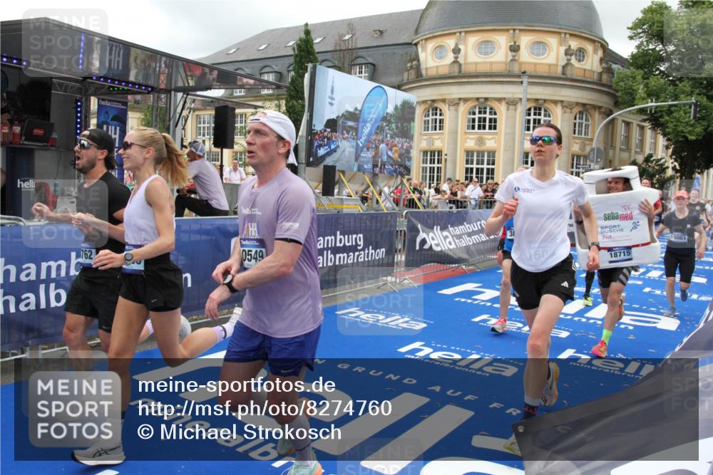 29.06.2025 - hella hamburg halbmarathon Michael Strokosch http://msf.ph/oto/8274760 29.06.2025 10:53:43 Ziel 1502, 2058, 2082, 2518, 2630, 3399, 3819, 5399, 6762, 10549, 10895, 11588, 11589, 11604, 12632, 13865, 14702, 14818, 15061, 15441, 15856, 16092, 17482, 18143, 18514, 18666, 18715 meine-sportfotos.de