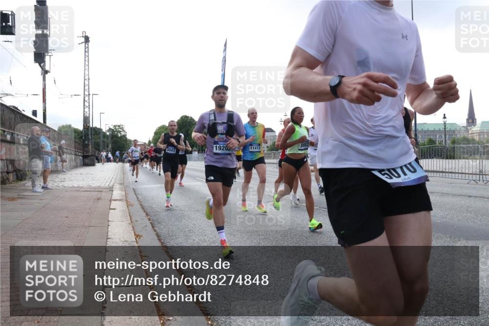 29.06.2025 - hella hamburg halbmarathon Lena Gebhardt http://msf.ph/oto/8274848 29.06.2025 09:45:17 Lombardsbrücke 8883, 19202, 11413, 3043, 5070, 57, 1758, 1827, 1990, 2746, 3043, 3201, 4050, 4129, 4698, 4749, 5070, 5269, 5328, 5367, 5746, 5826, 6358, 6619, 6781, 7272, 7389, 7481, 7651, 7723, 8209, 8473, 8731, 8883, 9137, 9381, 9571, 9634, 10156, 10171, 10486, 10848, 11169, 11413, 11857, 12049, 12234, 12287, 12595, 12900, 12988, 13838, 13956, 14028, 14140, 14164, 14289, 15672, 15883, 16157, 16377, 16508, 16713, 16736, 16818, 17428 meine-sportfotos.de